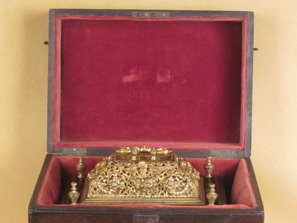 Nathaniel Hodges, A small 17th cent table clock with oak carrying case.