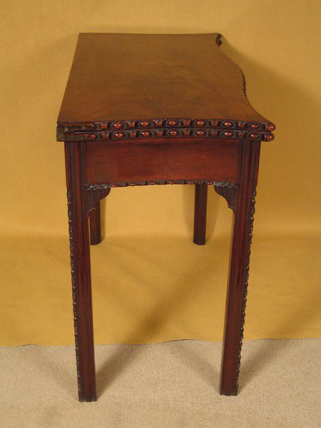 D125 Fine quality Georgian mahogany tea table with finely figured veneers. 
