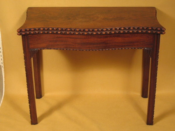D125 Fine quality Georgian mahogany tea table with finely figured veneers. 